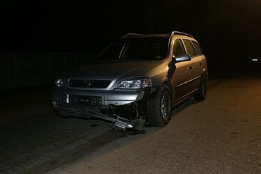 Opel przejechał leżącego na ulicy człowieka. Mężczyzna zmarł