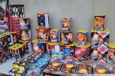 Uwaga na fajerwerki. Jak odpalać je z głową? [WIDEO]