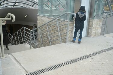 Przejścia podziemne. Windy działają, ale są "buble i niedoróbki"