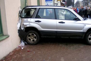 Subaru wjechało w sklep