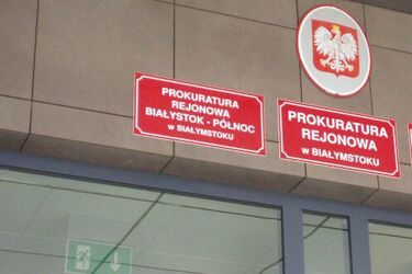 Niecodzienna usługa. Odprowadzili kobietę do domu, po czym ją okradli