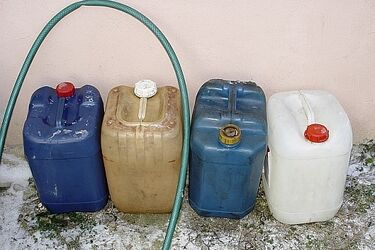 Trzech złodziei kradło paliwo z ciężarówki. Na widok policji zaczęli uciekać