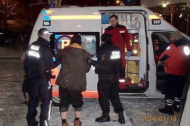 Zadymione pustostany przy ul. Artyleryjskiej. Policjanci uratowali trzech mężczyzn