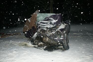 Ford wpadł w poślizg i zderzył się z tirem. Zginęły dwie osoby