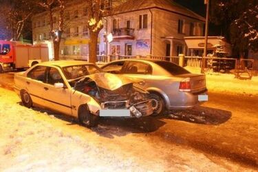 Pijany kierowca BMW uciekał od policji. Uszkodził radiowóz