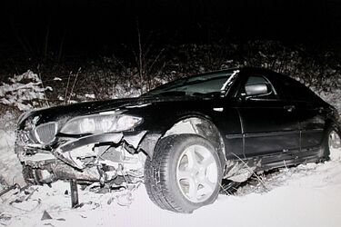 BMW wypadło z drogi. Dwoje dzieci w szpitalu