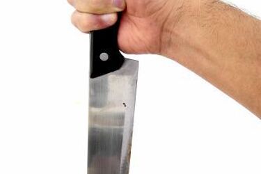 Morderstwo. Denat miał głowę rozbitą młotkiem do mięsa, a w sercu nóż i kołek