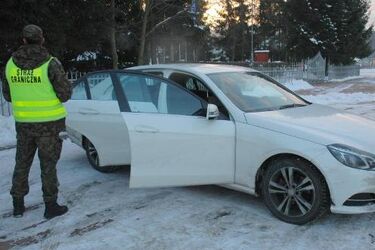 Chciał wywieźć skradzionego mercedesa. Zatrzymali go strażnicy