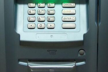 Jak korzystać z karty bankomatowej lub e-konta? Bezpłatne spotkania dla osób 50+