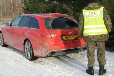 Kradzione sportowe audi porzucone nad jeziorem