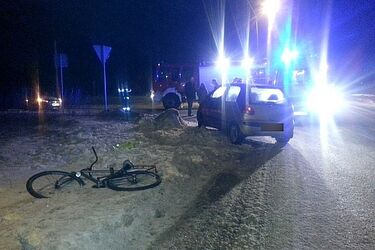 Matiz uderzył w rowerzystę. 75-latek w ciężkim stanie trafił do szpitala