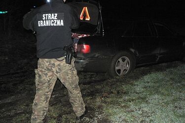 Nawet kolczatka nie pomogła. Przemytnicy uciekali z nielegalnymi papierosami