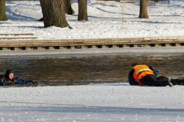 Załamał się lód i wpadli do wody. Wędkarze uratowali tonących
