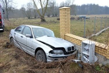 Pijany kierowca BMW wjechał w ogrodzenie