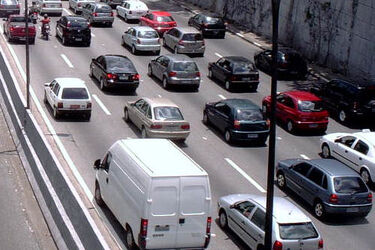 Ruch samochodowy w mieście. Korki w centrum