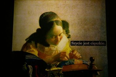 Sztuczne Fiołki. Obrazy mistrzów z zabawnymi komentarzami stały się hitem