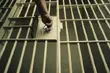Poszukiwany 9 listami gończymi ukrywał się pod podłogą