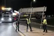 Mają 45 m długości i ważą 26 ton. Na stadion są już transportowane dźwigary [ZDJĘCIA]