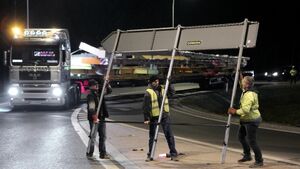 Mają 45 m długości i ważą 26 ton. Na stadion są już transportowane dźwigary [ZDJĘCIA]