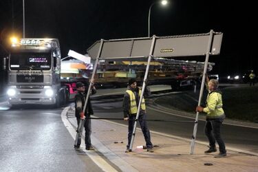 Mają 45 m długości i ważą 26 ton. Na stadion są już transportowane dźwigary [ZDJĘCIA]