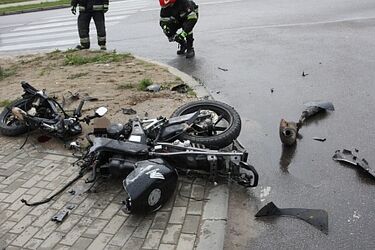 Zderzenie motoroweru z ciągnikiem. 17-latek trafił do szpitala