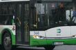 Chciał wysiąść z autobusu w trakcie jazdy. 35-latek wyłamał drzwi i schował się na drzewie