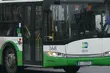 Chciał wysiąść z autobusu w trakcie jazdy. 35-latek wyłamał drzwi i schował się na drzewie
