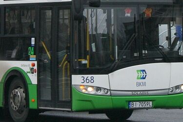 Chciał wysiąść z autobusu w trakcie jazdy. 35-latek wyłamał drzwi i schował się na drzewie