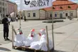 Jak one to znoszą. Happening na Rynku Kościuszki [ZDJĘCIA]