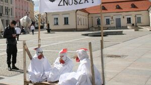 Jak one to znoszą. Happening na Rynku Kościuszki [ZDJĘCIA]