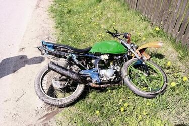 Zderzenie seata z motocyklem. 18-latek w ciężkim stanie trafił do szpitala