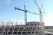 Wykonano skomplikowane przesunięcie dźwigów na budowie stadionu