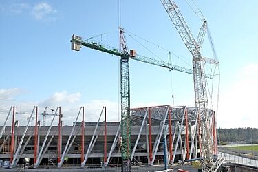 Wykonano skomplikowane przesunięcie dźwigów na budowie stadionu