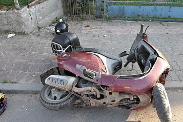 Wypadek motorowerzysty. 19-latek ze złamaną miednicą trafił do szpilata