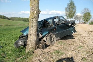 Daewoo uderzyło w drzewo. Nie żyje 30-letni kierowca