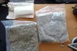 Na widok policji wyrzucili narkotyki przez okno. Dwoje ludzi w areszcie