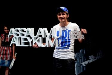 Przymusowa emigracja i dorastanie w obcym środowisku. Uchodźcy w spektaklu teatralnym