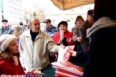 Rozdawanie flag i gigantyczne biało-czerwone ciasto. Świętujemy 2 maja