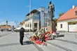 Dni Strażaka. Kolumna wozów pożarniczych i kwiaty pod pomnikami