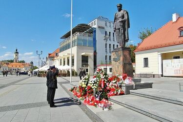 Dni Strażaka. Kolumna wozów pożarniczych i kwiaty pod pomnikami