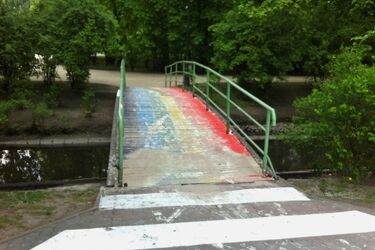 Tęcza podpalona. Ktoś próbował zniszczyć kolorowy mostek przy Branickiego