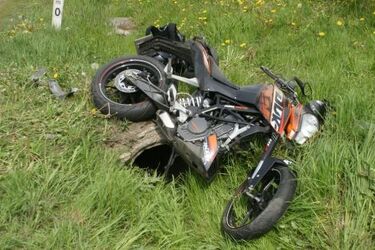 Motocykl uderzył w dostawczaka. 17-latek trafił do szpitala