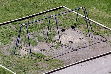 Rozebrali i ukradli huśtawki z placów zabaw