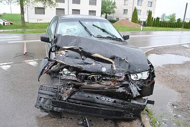 Zderzenie golfa z BMW. Dwie osoby w szpitalu