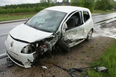 Renault uderzyło w fiata. Młoda kobieta w szpitalu