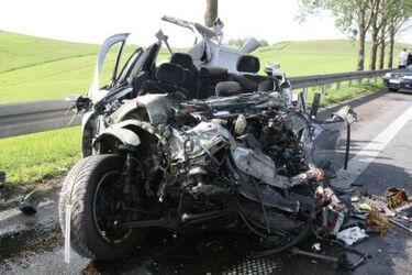 Zderzenie opla z ciężarówką. Nie żyje 25-letni kierowca osobówki