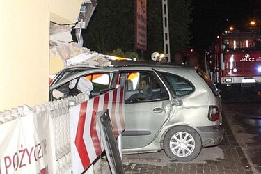 Pijany kierowca wjechał w dom. 28-latek nigdy nie miał prawa jazdy