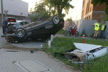 Dachowanie BMW. Ranna 19-latka trafiła do szpitala