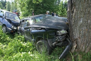 Nieuważne wyprzedzanie. Pasażerka volkswagena w szpitalu