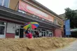 Plaża w centrum miasta. Piasek i kolorowe leżaki